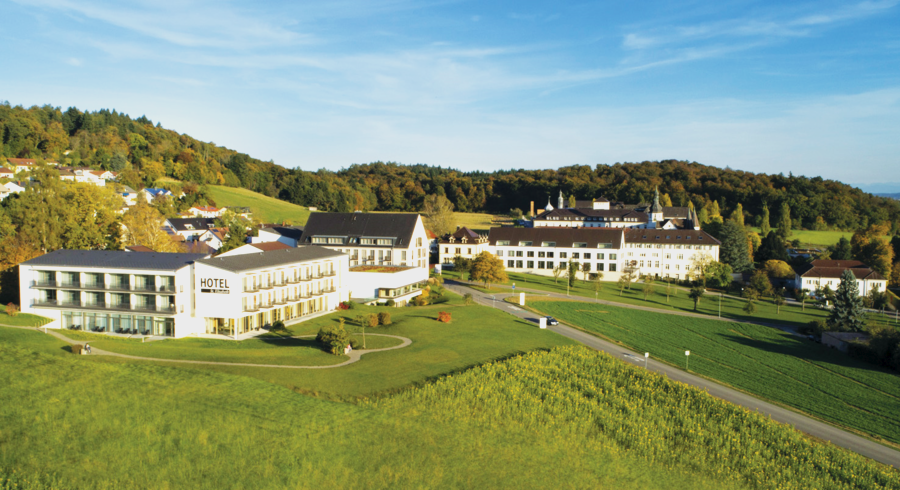 Das Hotel St. Elisabeth mit anderen Gebäuden des Klosters Hegne